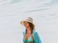 Jessica Alba w bikini na hawajskiej plaży